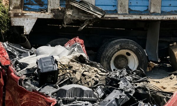 Camión de carga embiste automóvil y deja dos muertos en Naucalpan