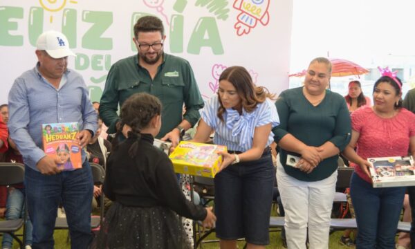 Festejan a niñas y niños en Almoloya de Juárez con jornada de juegos y regalos