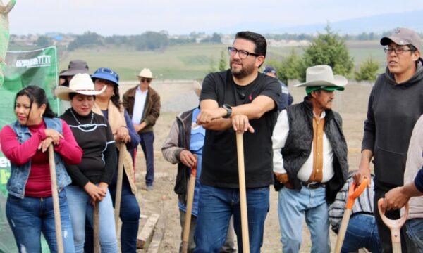 Habitantes de Ejido San Diego participan en construcción de pasillos en panteón