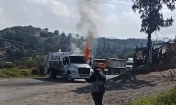 Exigen cierre de tiradero en Xonacatlán; queman camión recolector de Toluca