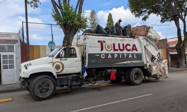 Garantizan recolección de basura en Toluca tras quema de camión en Xonacatlán