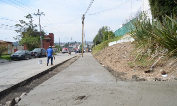 Mejora nueva banqueta la seguridad de familias en fraccionamiento de Almoloya de Juárez