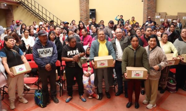 Manuel Vilchis entrega apoyos alimentarios en diversas colonias de Zinacantepec
