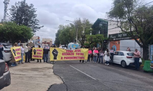 Protestan vecinos de Satélite en Naucalpan por instalación de parquímetros
