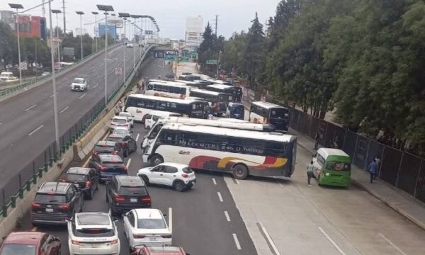 Transportistas de Melchor Ocampo bloquean la lateral de Periférico Norte; se quejan por extorsiones