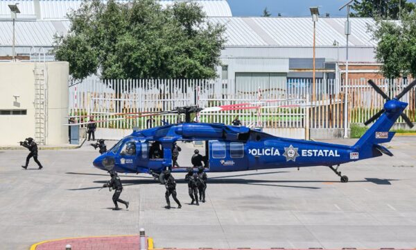 Entrega Delfina Gómez a la policía estatal helicóptero Black Hawk, para operativos de alto impacto