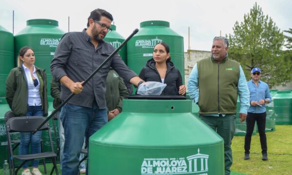 Más agua para las familias: entrega Adolfo Solis cerca de mil tinacos en San Francisco Tlalcilalcalpan