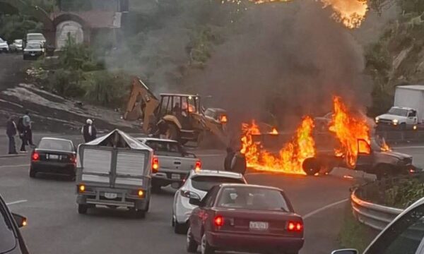 Queman camionetas de talamontes que operaban cerca de La Marquesa; cierran la libre México-Toluca