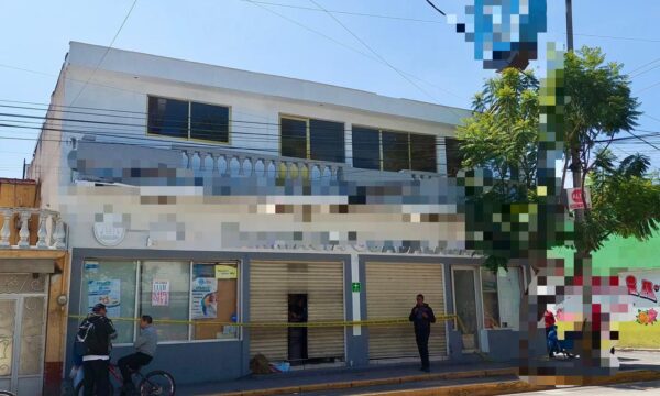 Muere policía al frustrar robo de farmacia en San Mateo Atenco