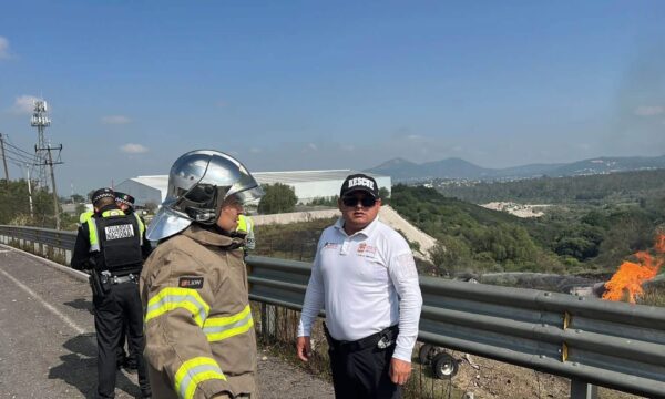 Dos personas fallecidas y daños materiales por explosión de pipa en la carretera Texcoco-Calpulalpan