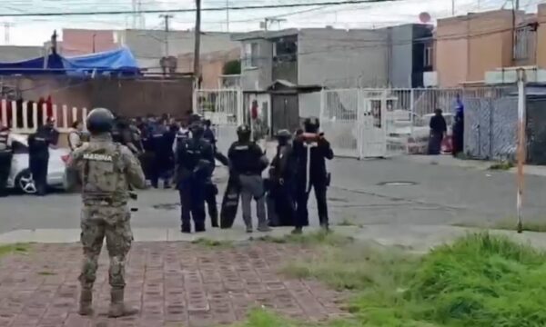 Para evitar ser internado en un Anexo, hombre se atrinchera y toma como rehenes a esposa e hijos en Tecámac