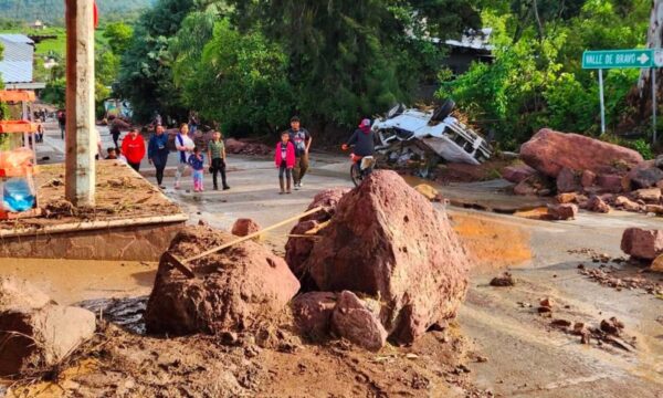 Más de 40 viviendas y siete autos afectados por deslizamiento de tierra en San Pedro Tenayac, Temascaltepec