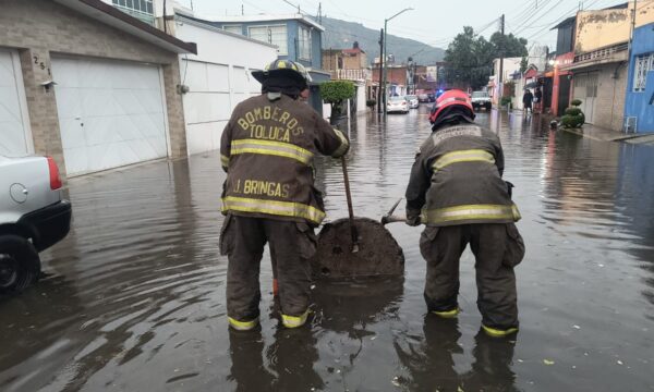 Brigadas municipales atienden encharcamientos y liberan coladeras tras lluvia en Toluca