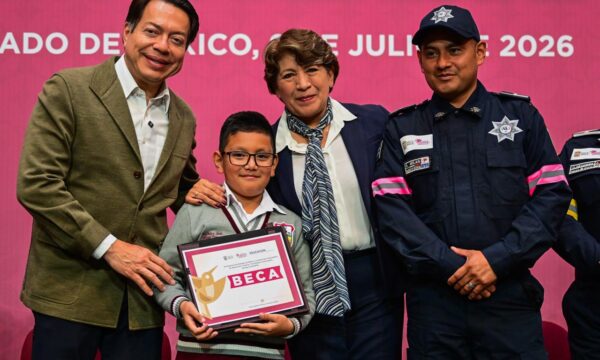 Entregan becas a 2 mil 650 hijos de policías estatales; destinan 13.2 mdp al programa