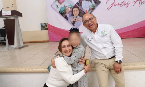 Zinacantepec entrega becas y apoyos económicos para fortalecer la inclusión y el bienestar de familias
