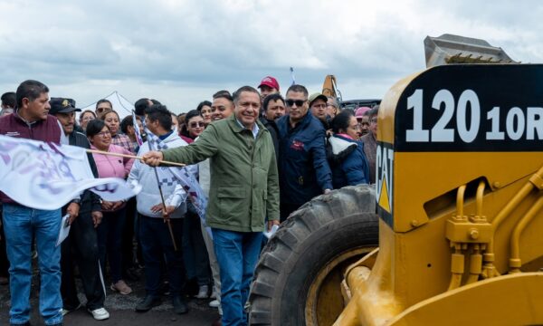 Arranca pavimentación del Camino al Refugio en Toluca; vecinos esperaron 11 años por la obra
