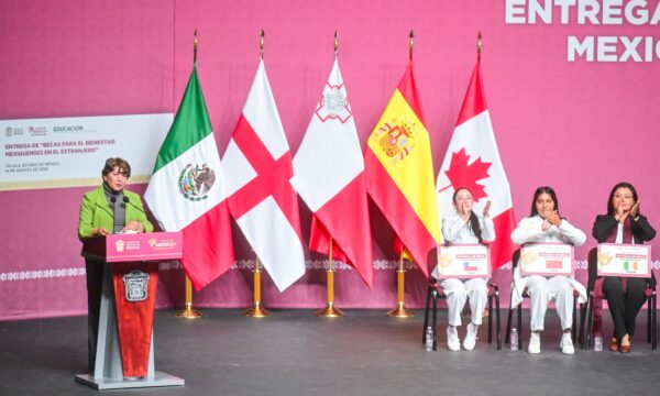 Entregan 910 becas a estudiantes y docentes mexiquenses para realizar estancias en ocho países