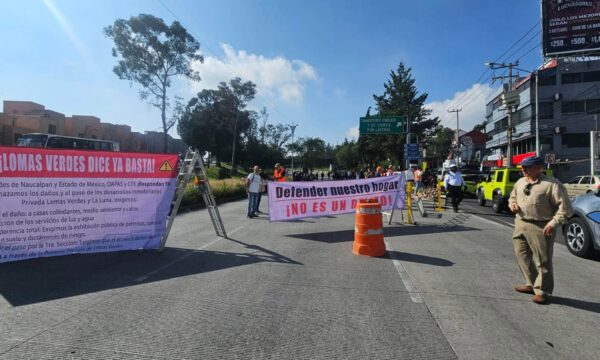 Bloquean Av Lomas Verdes en protesta por nuevos desarrollos inmobiliarios en la zona; gobierno municipal se deslinda