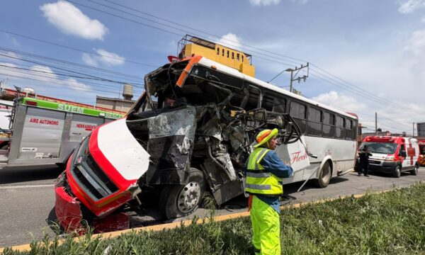 Saldo de 25 lesionados deja accidente de una unidad del transporte público sobre Av. Las Torres, en Toluca