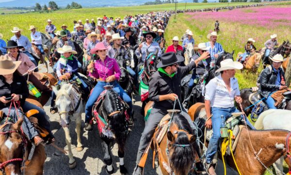 Más de 5 mil toman las calles de Almoloya de Juárez en arranque de Fiestas Patrias