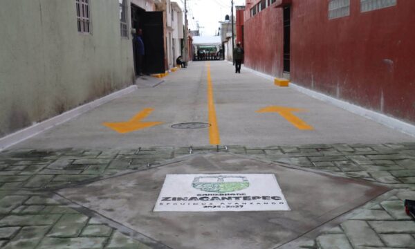 Entrega Manuel Vilchis dos calles rehabilitadas en Zinacantepec