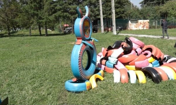 Transforman materiales reciclables en mobiliario para parques de Toluca