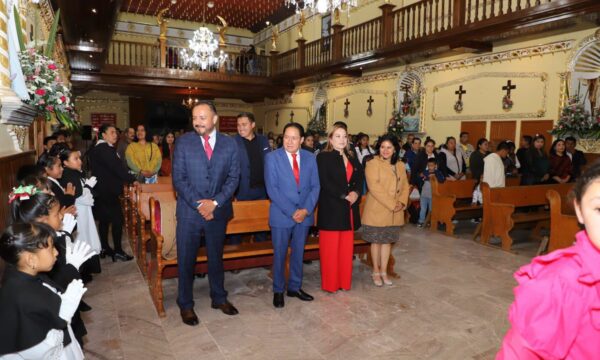 Difunde Ayuntamiento de Villa Victoria imagen de Mario Santana dentro de iglesia durante “Misa de Patria”
