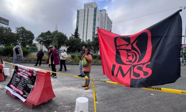 Mantienen empleados del IMSS bloqueo en Tollocan y extienden protesta a avenida Tecnológico en Metepec