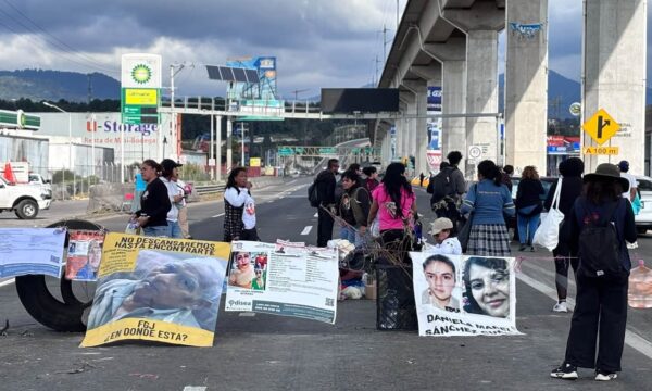 Cumple 30 horas bloqueo de la México-Toluca; automovilistas atrapados esperaron hasta 15 horas para pasar