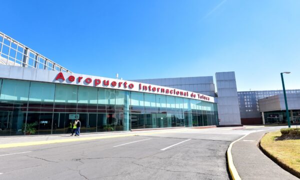 Aterriza de emergencia aeronave ejecutiva en el Aeropuerto de Toluca; evacúan a 11 ocupantes