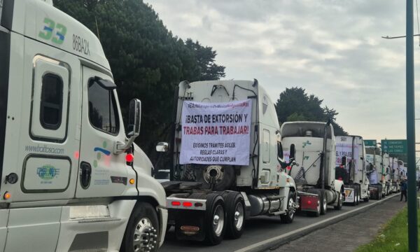 Transportistas avanzan hacia la CDMX; bloquean Tollocan a la altura de Sendero