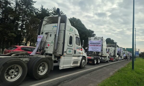 Inician protesta transportistas sin bloqueo de vialidades; solo hacen presencia con unidades