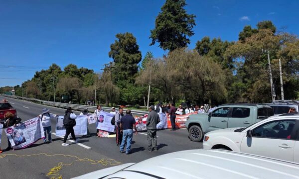 Familias de desaparecidos bloquean la México-Toluca; exigen avances a la Fiscalía