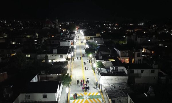 Rehabilitan calle Morelos en Zinacantepec; instalan 60 luminarias LED