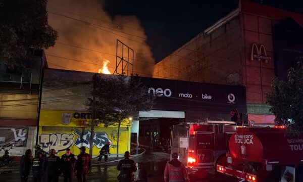 Incendio consume establecimiento de motocicletas en Toluca; no reportan lesionados