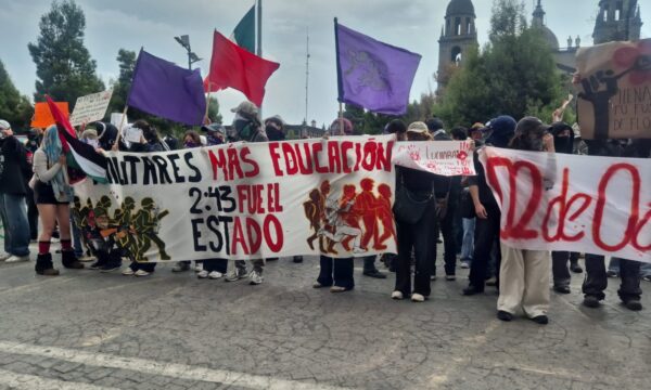 Marchan estudiantes de la UAEMex en Toluca por el 2 de octubre; exigen gratuidad y democracia universitaria