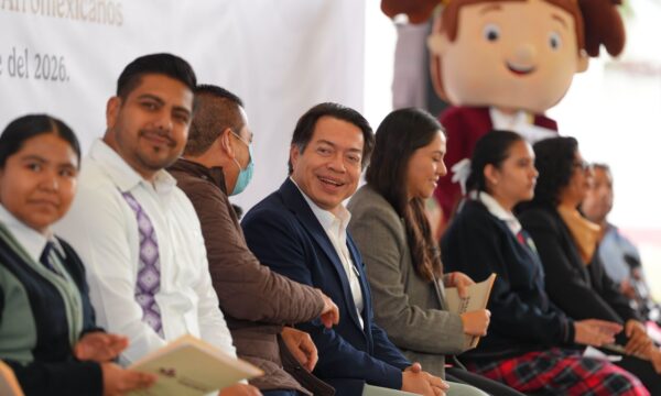 Encabeza Mario Delgado maratón de lectura en secundaria de Nezahualcóyotl